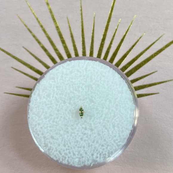 BJO Mishka tsavorite in yellow gold press fit piercing jewelry - Picture 3 of 4